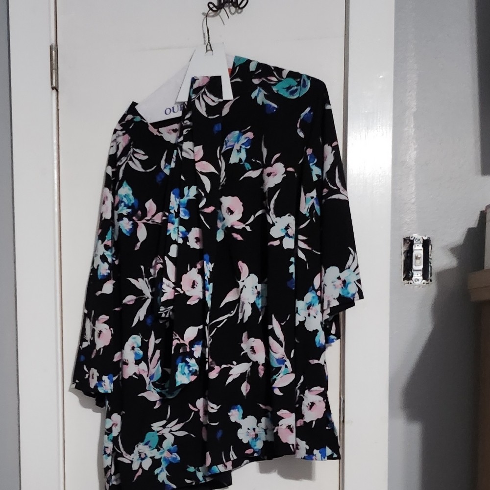 Stylish  buttonupblouse with sash, black with brihht flower print